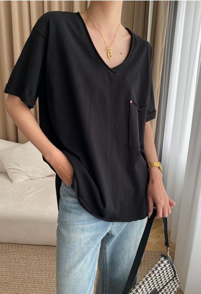 Camiseta de corte crudo con bolsillo de parche y cuello en V en negro