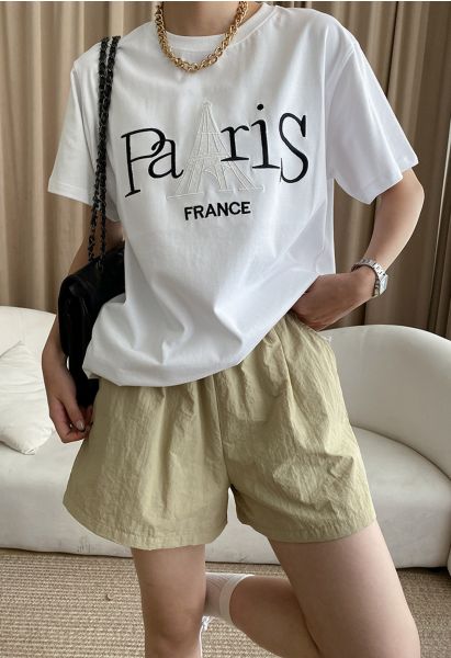 Camiseta blanca con cuello redondo y bordado de la Torre Eiffel