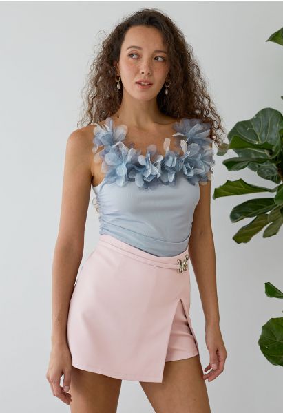Falda pantalón mini Bud con aberturas decoradas con mariposas de metal en rosa