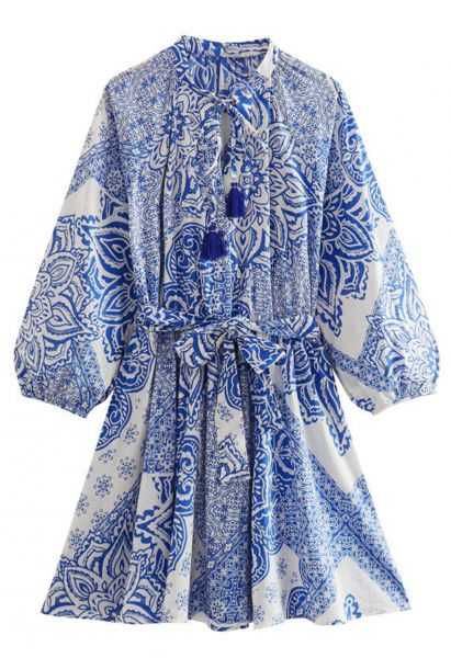 Mini vestido con estampado floral azul con cintura anudada