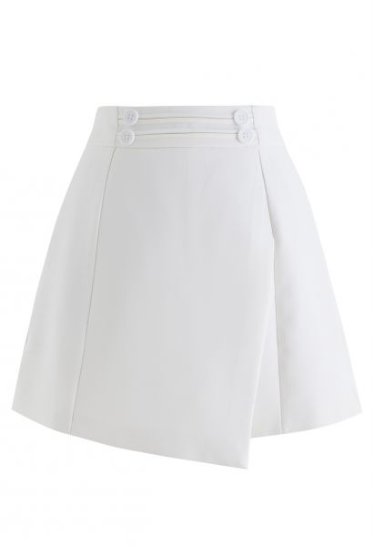 Falda pantalón con solapa decorada con botones en blanco