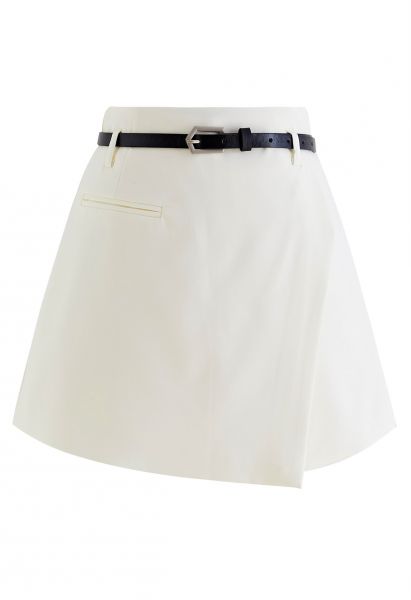 Falda pantalón con cinturón y solapa de línea de corte irregular en color crema