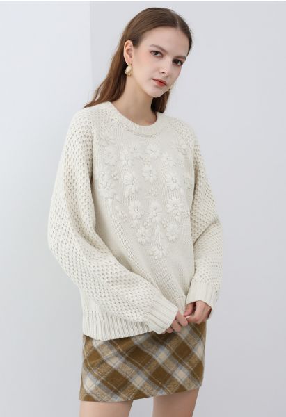Suéter de punto con patrón en contraste de flores bordadas a mano en marfil
