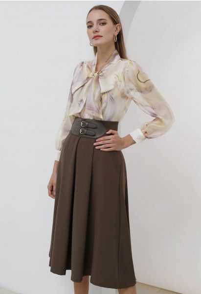 Falda midi plisada de cintura alta con adornos de cinturón en color caqui oscuro