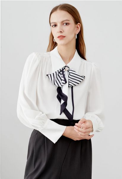 Camisa de satén con lazo desmontable de Vogue en blanco