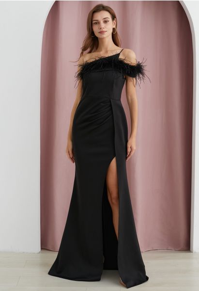 Vestido de sirena con un solo hombro y ribete de plumas en negro