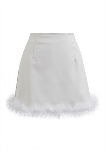 Minifalda de piel sintética con dobladillo de plumas en blanco