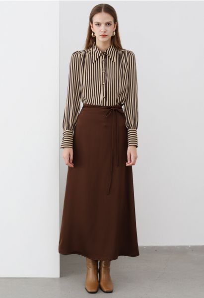 Falda larga de satén con cordón anudado en marrón