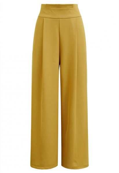 Pantalones rectos con cintura plisada en amarillo
