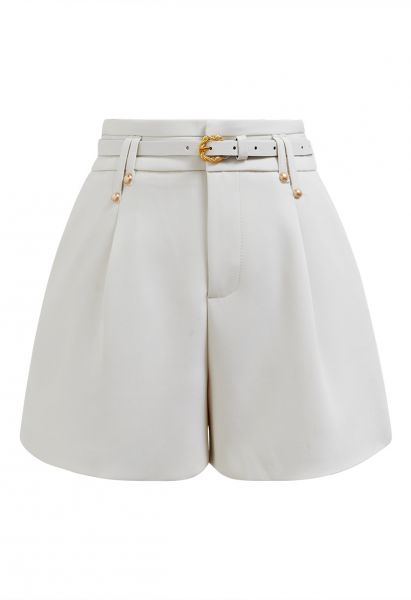 Pantalones cortos con cinturón de color liso en marfil