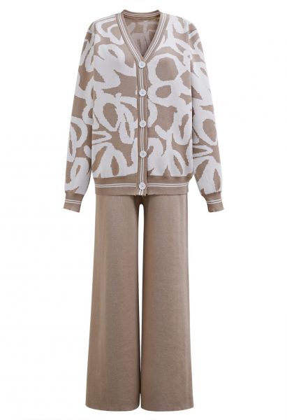 Conjunto de pantalón y cárdigan de punto con botones y estampado abstracto en color camel
