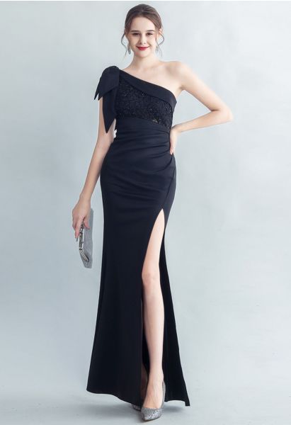 Vestido dividido bordado con un solo hombro y lazo en negro