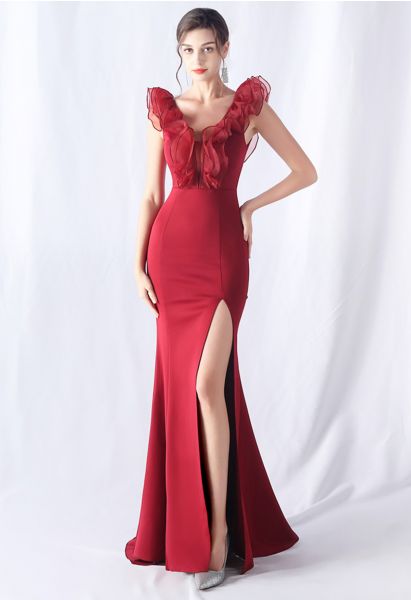 Vestido de sirena de satén con ribete de volantes y organza en rojo