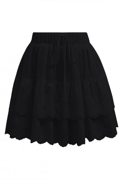 Minifalda escalonada con bordado de ojales en negro