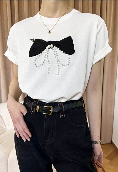 Camiseta con adornos de perlas y estampado de lazo en blanco