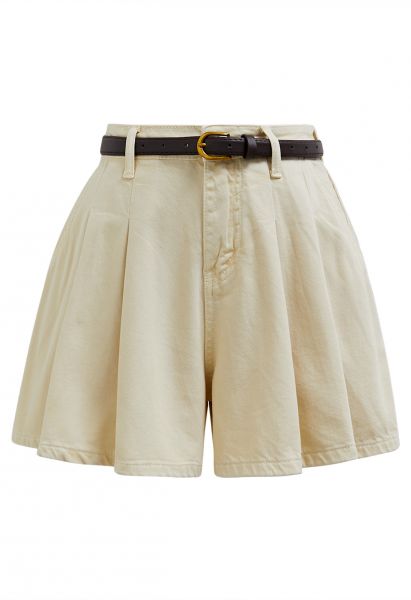 Pantalones cortos de mezclilla con cinturón plisado de verano en amarillo claro