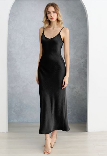 Vestido largo sin espalda de satén texturizado en negro