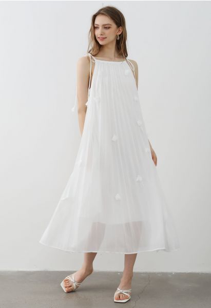 Vestido plisado de gasa con hombros anudados y flores en 3D en blanco