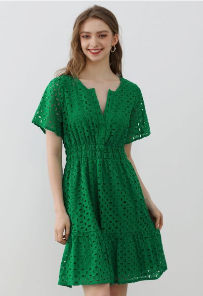 Vestido de algodón con cuello en V y bordado de ojales en verde
