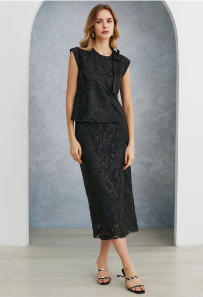 Falda midi con abertura floral bordada en negro