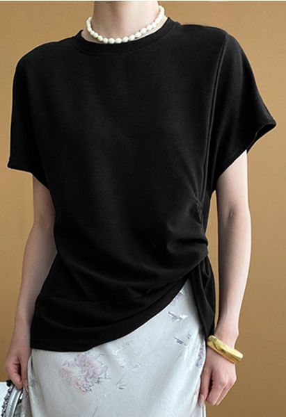 Camiseta de manga corta con detalle torcido en negro