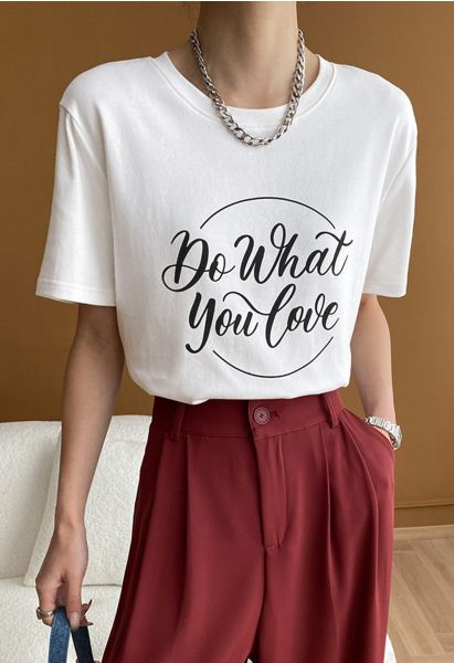 Camiseta blanca con cuello redondo "Haz lo que amas"