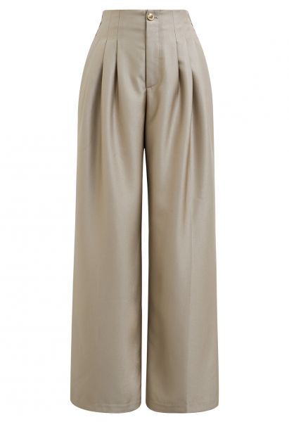 Pantalones rectos con detalle de pliegues pulidos en color caqui