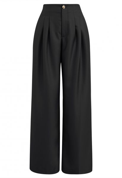 Pantalones rectos con detalle de pliegues pulidos en negro