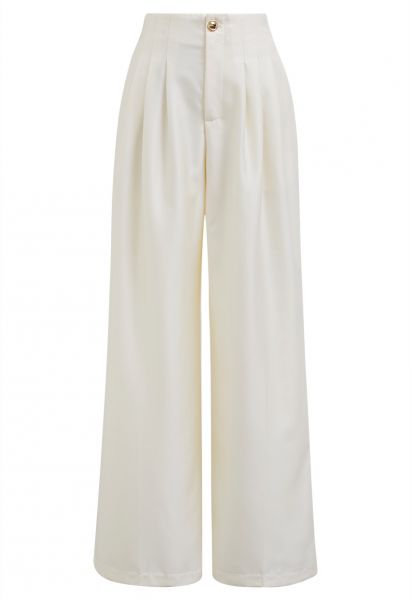 Pantalones rectos con detalle de pliegues pulidos en color crema