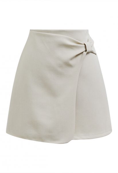 Minifalda elegante con solapa y lazo en color arena