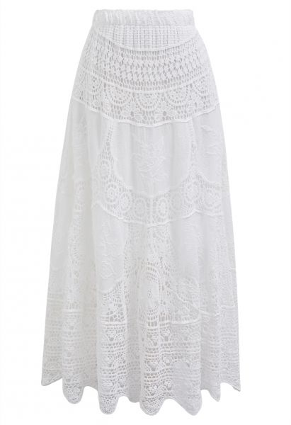 Falda larga de crochet con calado floral bordado en blanco
