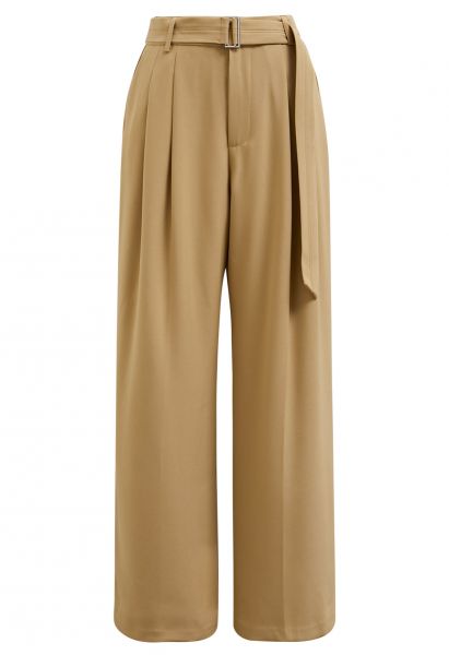 Pantalones plisados con cinturón y bolsillo lateral en camel
