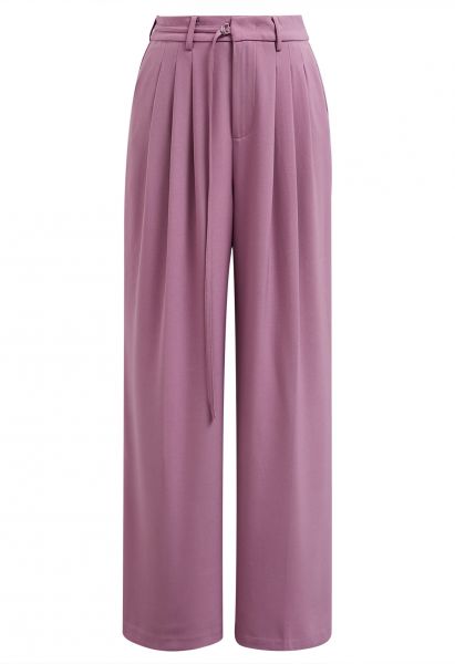 Pantalones rectos plisados con cinturón ajustable en violeta