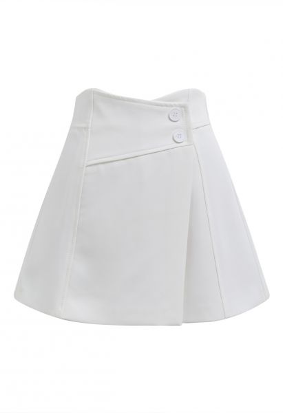 Falda pantalón con solapa y botones de cintura alta en blanco
