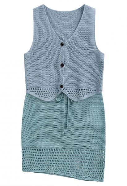 Conjunto de chaleco abotonado de crochet calado y falda con cordón en azul