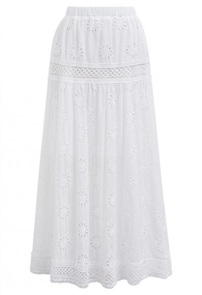 Falda larga de algodón con ojales y bordado floral en blanco