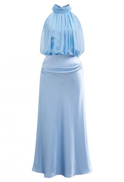 Elegante vestido de satén con empalme de gasa con cuello halter en azul