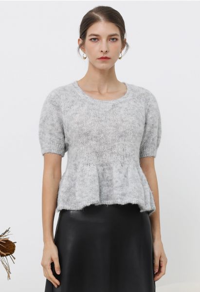 Top de punto peludo con escote peplum y detalle de volantes en gris