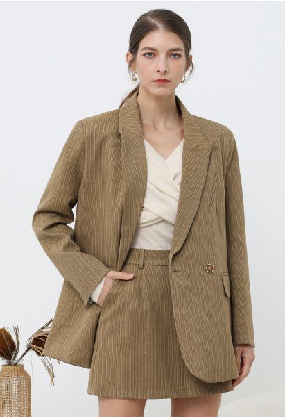 Blazer oversize con hombreras acolchadas y rayas Everlasting en color camel