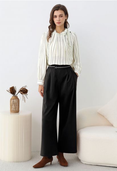 Pantalones palazzo con pliegues y botones con ribetes en contraste en negro