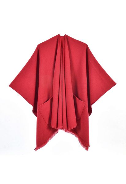 Poncho con dobladillo con flecos y bolsillos suaves Whisper en color rojo