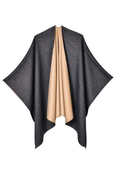 Poncho reversible abierto al frente con dijes en color humo