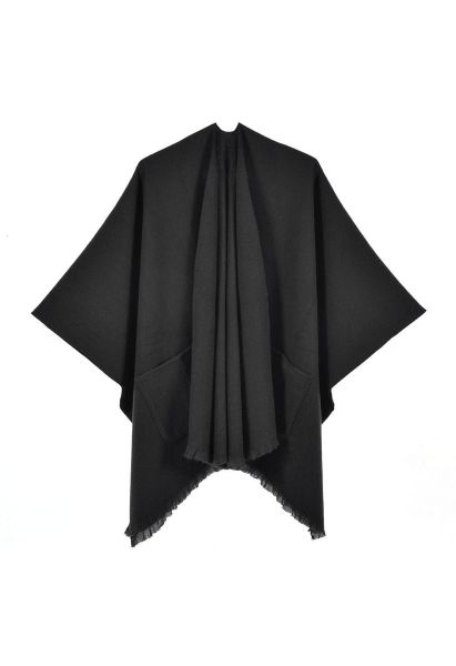 Poncho con dobladillo con flecos y bolsillos suaves Whisper en color negro