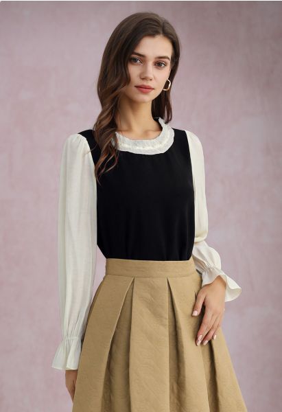 Blusa con cuello con volantes y puños acampanados con ribete de perlas en contraste en negro