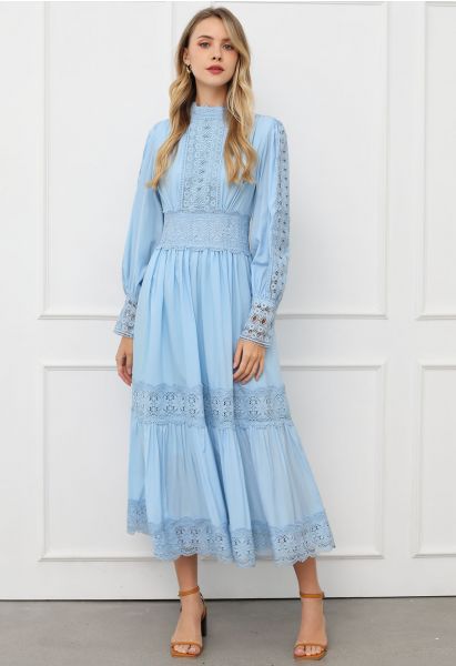 Vestido largo de encaje calado con elegancia victoriana en azul bebé