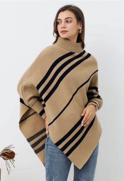 Poncho asimétrico de cuello alto con rayas diagonales