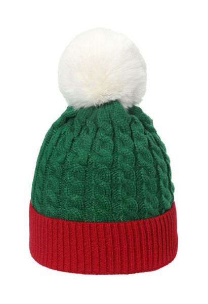 Gorro de punto trenzado con pompones peludos en color verde