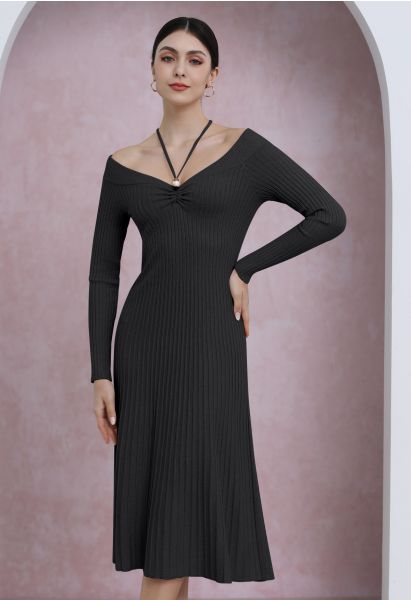 Vestido midi de punto acanalado con escote halter y hombros descubiertos con lazo en negro