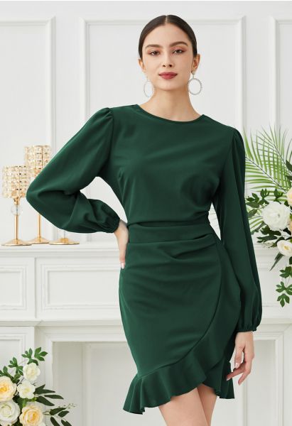 Vestido corto con volantes laterales fruncidos y estampado tulipán en verde oscuro