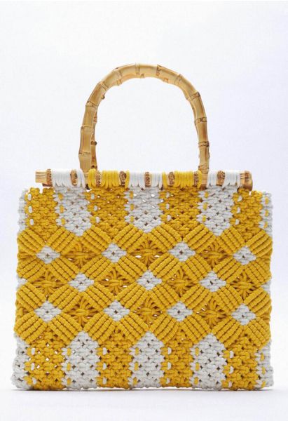 Bolso de mano tejido bicolor con asa de bambú en amarillo